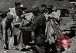 Immagine di Salvataggio dei prigionieri NEGLI STATI UNITI Cebu Filippine, 1945, secondo 31 filmato di repertorio 65675026775