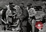 Immagine di Salvataggio dei prigionieri NEGLI STATI UNITI Cebu Filippine, 1945, secondo 32 filmato di repertorio 65675026775