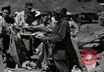 Immagine di Salvataggio dei prigionieri NEGLI STATI UNITI Cebu Filippine, 1945, secondo 34 filmato di repertorio 65675026775