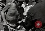 Immagine di Salvataggio dei prigionieri NEGLI STATI UNITI Cebu Filippine, 1945, secondo 36 filmato di repertorio 65675026775