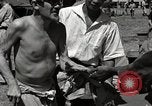 Immagine di Salvataggio dei prigionieri NEGLI STATI UNITI Cebu Filippine, 1945, secondo 37 filmato di repertorio 65675026775