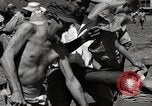 Immagine di Salvataggio dei prigionieri NEGLI STATI UNITI Cebu Filippine, 1945, secondo 42 filmato di repertorio 65675026775