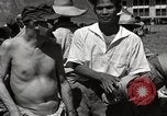 Immagine di Salvataggio dei prigionieri NEGLI STATI UNITI Cebu Filippine, 1945, secondo 49 filmato di repertorio 65675026775
