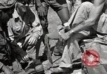 Immagine di Salvataggio dei prigionieri NEGLI STATI UNITI Cebu Filippine, 1945, secondo 56 filmato di repertorio 65675026775