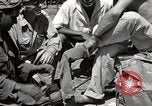 Immagine di Salvataggio dei prigionieri NEGLI STATI UNITI Cebu Filippine, 1945, secondo 57 filmato di repertorio 65675026775