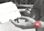 Standbild Gefangenen empfangen Rote Kreuz Pakete CEBU Philippinen, 1945, aus Sekunde 1 historischem Filmmaterial Videoclip 65675026777