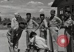 Standbild Gefangenen empfangen Rote Kreuz Pakete CEBU Philippinen, 1945, aus Sekunde 3 historischem Filmmaterial Videoclip 65675026777