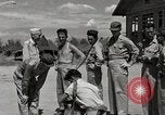 Standbild Gefangenen empfangen Rote Kreuz Pakete CEBU Philippinen, 1945, aus Sekunde 4 historischem Filmmaterial Videoclip 65675026777