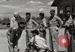 Standbild Gefangenen empfangen Rote Kreuz Pakete CEBU Philippinen, 1945, aus Sekunde 5 historischem Filmmaterial Videoclip 65675026777
