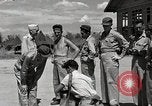 Standbild Gefangenen empfangen Rote Kreuz Pakete CEBU Philippinen, 1945, aus Sekunde 6 historischem Filmmaterial Videoclip 65675026777