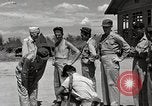 Standbild Gefangenen empfangen Rote Kreuz Pakete CEBU Philippinen, 1945, aus Sekunde 7 historischem Filmmaterial Videoclip 65675026777