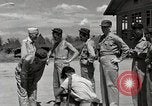 Standbild Gefangenen empfangen Rote Kreuz Pakete CEBU Philippinen, 1945, aus Sekunde 8 historischem Filmmaterial Videoclip 65675026777
