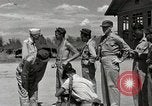 Standbild Gefangenen empfangen Rote Kreuz Pakete CEBU Philippinen, 1945, aus Sekunde 9 historischem Filmmaterial Videoclip 65675026777