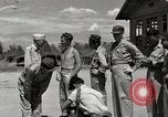 Standbild Gefangenen empfangen Rote Kreuz Pakete CEBU Philippinen, 1945, aus Sekunde 10 historischem Filmmaterial Videoclip 65675026777