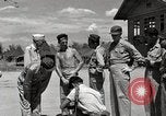 Standbild Gefangenen empfangen Rote Kreuz Pakete CEBU Philippinen, 1945, aus Sekunde 11 historischem Filmmaterial Videoclip 65675026777