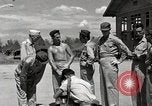 Standbild Gefangenen empfangen Rote Kreuz Pakete CEBU Philippinen, 1945, aus Sekunde 12 historischem Filmmaterial Videoclip 65675026777