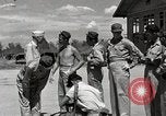 Standbild Gefangenen empfangen Rote Kreuz Pakete CEBU Philippinen, 1945, aus Sekunde 13 historischem Filmmaterial Videoclip 65675026777