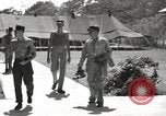 Standbild Gefangenen empfangen Rote Kreuz Pakete CEBU Philippinen, 1945, aus Sekunde 14 historischem Filmmaterial Videoclip 65675026777