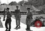 Standbild Gefangenen empfangen Rote Kreuz Pakete CEBU Philippinen, 1945, aus Sekunde 15 historischem Filmmaterial Videoclip 65675026777
