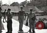 Standbild Gefangenen empfangen Rote Kreuz Pakete CEBU Philippinen, 1945, aus Sekunde 16 historischem Filmmaterial Videoclip 65675026777
