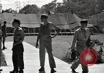 Standbild Gefangenen empfangen Rote Kreuz Pakete CEBU Philippinen, 1945, aus Sekunde 17 historischem Filmmaterial Videoclip 65675026777