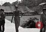 Standbild Gefangenen empfangen Rote Kreuz Pakete CEBU Philippinen, 1945, aus Sekunde 18 historischem Filmmaterial Videoclip 65675026777