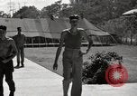 Standbild Gefangenen empfangen Rote Kreuz Pakete CEBU Philippinen, 1945, aus Sekunde 19 historischem Filmmaterial Videoclip 65675026777