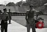 Standbild Gefangenen empfangen Rote Kreuz Pakete CEBU Philippinen, 1945, aus Sekunde 20 historischem Filmmaterial Videoclip 65675026777