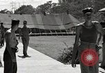 Standbild Gefangenen empfangen Rote Kreuz Pakete CEBU Philippinen, 1945, aus Sekunde 21 historischem Filmmaterial Videoclip 65675026777