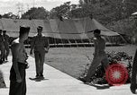 Standbild Gefangenen empfangen Rote Kreuz Pakete CEBU Philippinen, 1945, aus Sekunde 22 historischem Filmmaterial Videoclip 65675026777