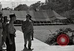 Standbild Gefangenen empfangen Rote Kreuz Pakete CEBU Philippinen, 1945, aus Sekunde 24 historischem Filmmaterial Videoclip 65675026777