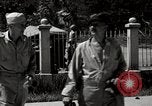 Standbild Gefangenen empfangen Rote Kreuz Pakete CEBU Philippinen, 1945, aus Sekunde 25 historischem Filmmaterial Videoclip 65675026777