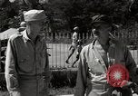 Standbild Gefangenen empfangen Rote Kreuz Pakete CEBU Philippinen, 1945, aus Sekunde 26 historischem Filmmaterial Videoclip 65675026777