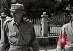 Standbild Gefangenen empfangen Rote Kreuz Pakete CEBU Philippinen, 1945, aus Sekunde 27 historischem Filmmaterial Videoclip 65675026777
