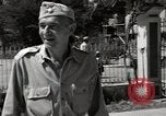Standbild Gefangenen empfangen Rote Kreuz Pakete CEBU Philippinen, 1945, aus Sekunde 28 historischem Filmmaterial Videoclip 65675026777