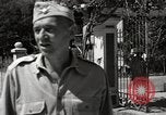 Standbild Gefangenen empfangen Rote Kreuz Pakete CEBU Philippinen, 1945, aus Sekunde 29 historischem Filmmaterial Videoclip 65675026777