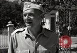 Standbild Gefangenen empfangen Rote Kreuz Pakete CEBU Philippinen, 1945, aus Sekunde 30 historischem Filmmaterial Videoclip 65675026777