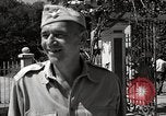 Standbild Gefangenen empfangen Rote Kreuz Pakete CEBU Philippinen, 1945, aus Sekunde 31 historischem Filmmaterial Videoclip 65675026777