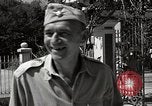 Standbild Gefangenen empfangen Rote Kreuz Pakete CEBU Philippinen, 1945, aus Sekunde 32 historischem Filmmaterial Videoclip 65675026777
