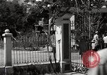 Standbild Gefangenen empfangen Rote Kreuz Pakete CEBU Philippinen, 1945, aus Sekunde 33 historischem Filmmaterial Videoclip 65675026777