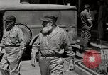 Standbild Gefangenen empfangen Rote Kreuz Pakete CEBU Philippinen, 1945, aus Sekunde 34 historischem Filmmaterial Videoclip 65675026777