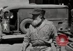Standbild Gefangenen empfangen Rote Kreuz Pakete CEBU Philippinen, 1945, aus Sekunde 35 historischem Filmmaterial Videoclip 65675026777