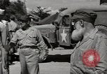 Standbild Gefangenen empfangen Rote Kreuz Pakete CEBU Philippinen, 1945, aus Sekunde 36 historischem Filmmaterial Videoclip 65675026777