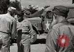 Standbild Gefangenen empfangen Rote Kreuz Pakete CEBU Philippinen, 1945, aus Sekunde 37 historischem Filmmaterial Videoclip 65675026777