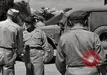 Standbild Gefangenen empfangen Rote Kreuz Pakete CEBU Philippinen, 1945, aus Sekunde 39 historischem Filmmaterial Videoclip 65675026777