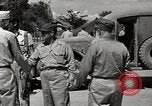 Standbild Gefangenen empfangen Rote Kreuz Pakete CEBU Philippinen, 1945, aus Sekunde 41 historischem Filmmaterial Videoclip 65675026777