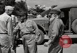 Standbild Gefangenen empfangen Rote Kreuz Pakete CEBU Philippinen, 1945, aus Sekunde 42 historischem Filmmaterial Videoclip 65675026777