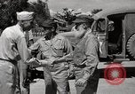 Standbild Gefangenen empfangen Rote Kreuz Pakete CEBU Philippinen, 1945, aus Sekunde 43 historischem Filmmaterial Videoclip 65675026777