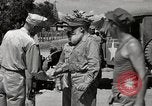 Standbild Gefangenen empfangen Rote Kreuz Pakete CEBU Philippinen, 1945, aus Sekunde 44 historischem Filmmaterial Videoclip 65675026777