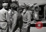 Standbild Gefangenen empfangen Rote Kreuz Pakete CEBU Philippinen, 1945, aus Sekunde 45 historischem Filmmaterial Videoclip 65675026777